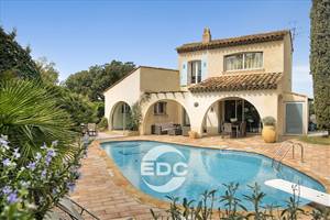 SAINT RAPHAEL  BOULOURIS VILLA DE STANDING PROCHE COMMODITES