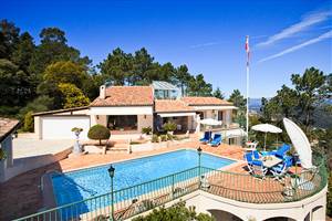 ENTRE CANNES ET FREJUS VILLA DE HAUTE QUALITE DANS UN CADRE PARADISIAQUE