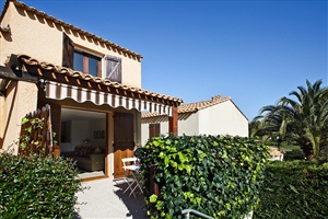 APPARTEMENT ENTIEREMENT RENOVE - DOMAINE FERME AVEC PISCINE COMMUNE