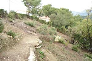 TERRAIN CONSTRUCTIBLE D'ENV. 1500 M2 SUR LES HAUTEURS  AVEC BELLE VUE. VIABILISE.