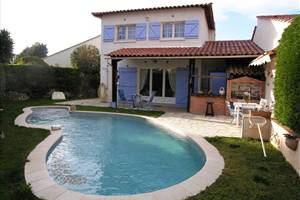 Belle villa mitoyenne avec piscine dans domaine fermé