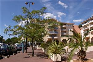 PORT-FREJUS 3 PIECES 200M MER ET COMMERCES AVEC GARAGE