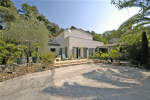 Maison mitoyenne de 160m2,  très belles prestations, situation  idéale, proche St. Paul de Vence.  A VOIR ABSOLUMENT !