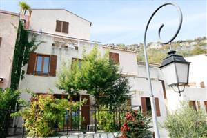 VILLA JUMELEE AVEC VASTE TERRASSE ET MAGNIFIQUE VUE DANS DOMAINE AVEC PISCINE.