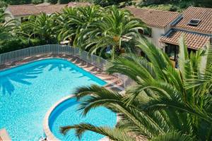 ADORABLE VILLA JUMELEE SITUEE DANS UN DOMAINE AVEC PISCINE AU CALME ABSOLU