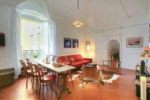 TRES CHARMANT APPARTEMENT A 50 M DE LA MER DANS LE VIEUX QUARTIER DE MENTON