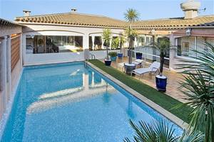 10MN DE FREJUS, VILLA SUR LE TOIT + COMMERCE AU PIED