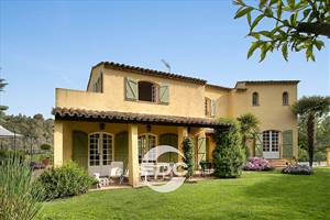 TRES CHARMANT BASTIDE AVEC PISCINE ET UNE VUE SPLENDIDE SUR LES COLLINES.