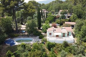 JOLIE VILLA , AVEC VUE PANORAMIQUE SUR LE VILLAGE FAYENCE