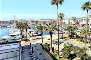 AU COEUR DE PORT FREJUS, APPARTEMENT 3 PIECES AVEC GARAGE