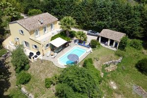 VILLA TRADITIONNELLE AVEC 4 CHAMBRES ET VUE À SEILLANS