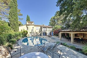 GRANDE VILLA DE CARACTÈRE EN PROVENCE AVEC PISCINE, 6 CHAMBRES ET STUDIO